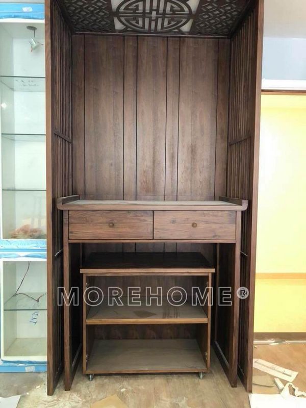 Hình ảnh thể hiện việc thi công một bàn thờ gỗ tự nhiên đẹp cho nhà chung cư.